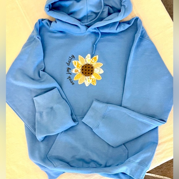 Embroidered hoodie size small - Picture 3 of 4